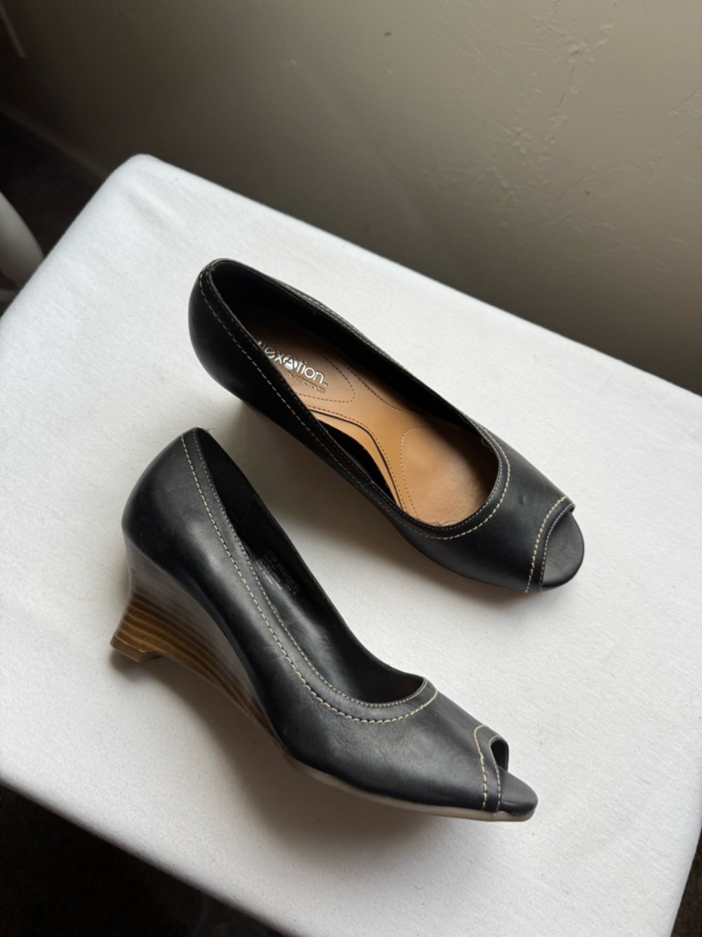 Flexation Aerosoles Black Wedge Sandals peep-toe and white stitching Size 7.5